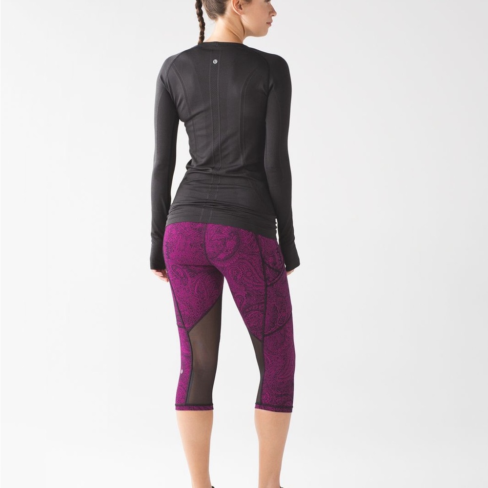 Lululemon Outrun 17" Crop
Antique Paisley Deep Fuschia/Black Leggings-Size 6